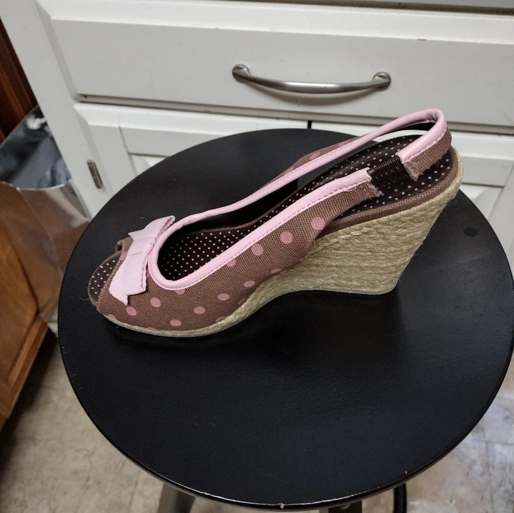 New Women's wild diva brown/pink polka dot wedge sling- size 6 - Picture 3 of 4